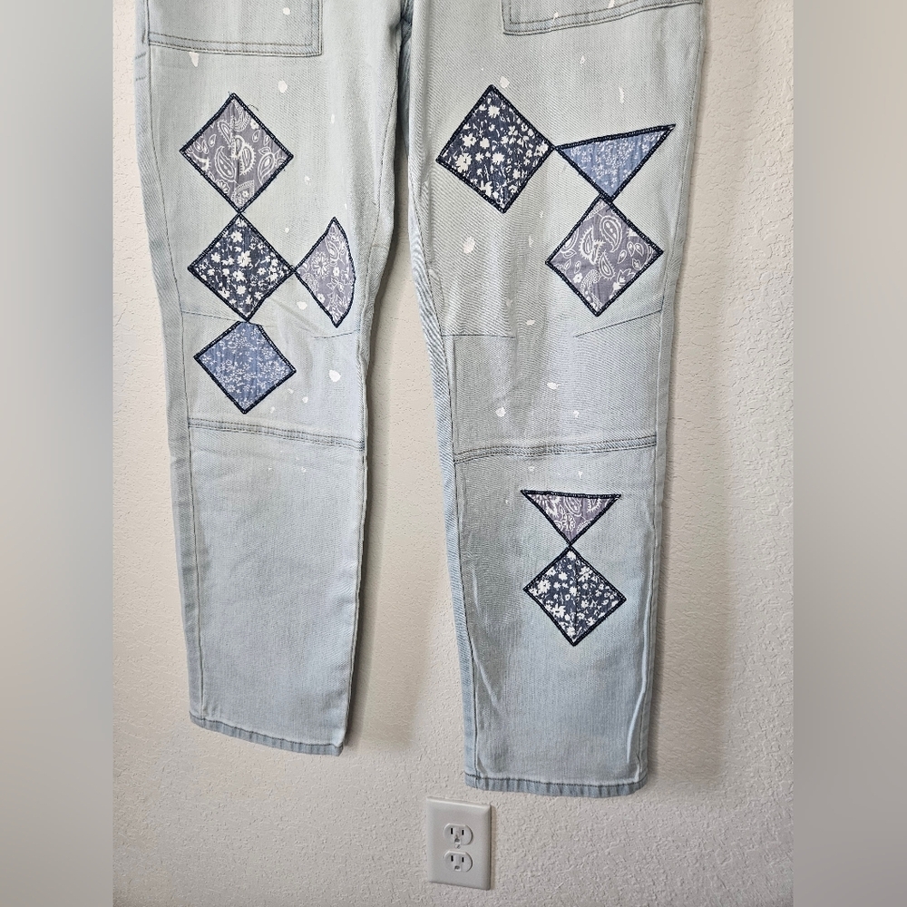 NWOT Easel Paint Splatter Diamond Patchwork Tapered Light Blue Jeans Medium - Picture 2 of 8